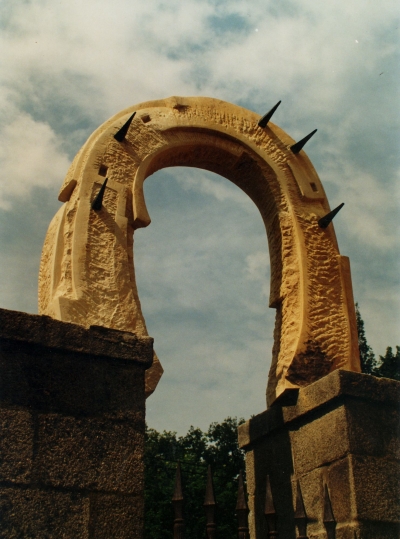 Podkova, pískovec a kov, Orlík 1996, 210 cm Podkova, pískovec a kov, Orlík 1996, 210 cm